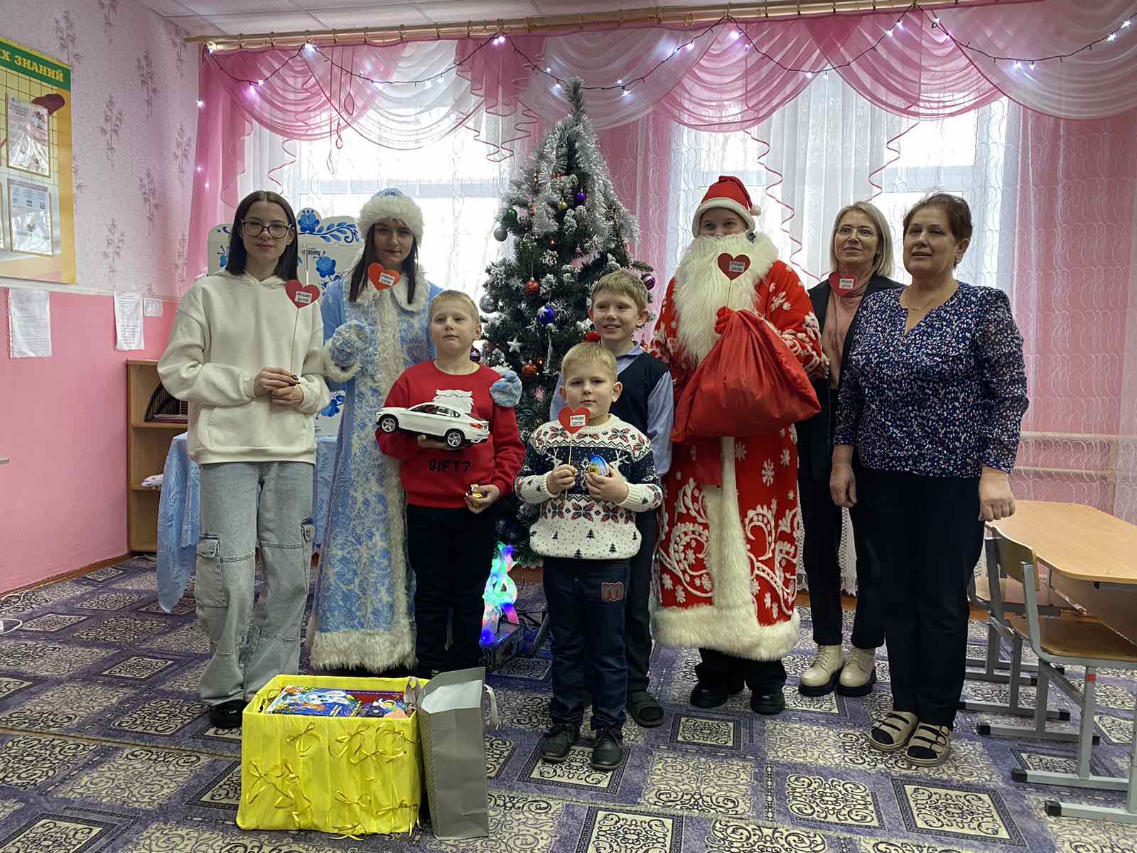 Воспитанников приюта посетили Дед Мороз и Снегурочка из ГУО 